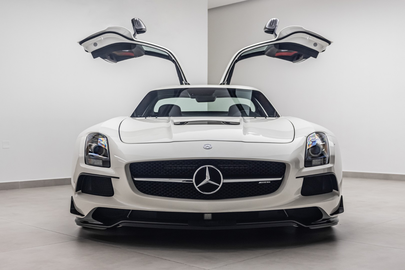 2013 MERCEDES BENZ SLS AMG BLACK SERIES GCC. UAE CAR. VERY LOW MILEAGE. EXCELLENT CONDITIONS